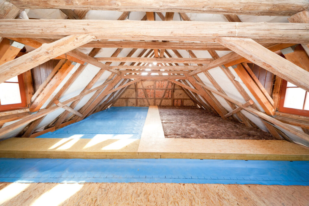 Schallschutz: Lärmschutzmaßnahmen unterm Dach, wie eine Dämmung aus Mineralwolle, sorgen für mehr Wohlbefinden und dämmen gleichzeitig das Haus.