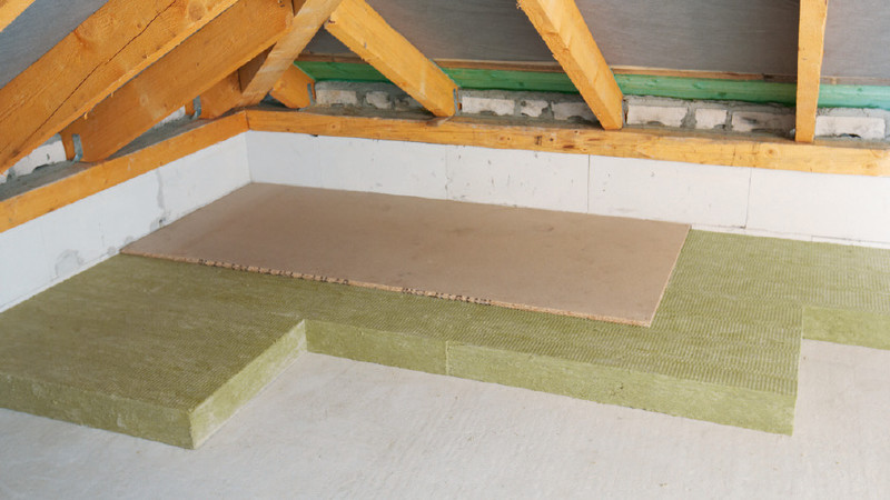 Matten aus Mineralwolle auf Betonboden I oberste Geschossdecke dämmen I Der Dämmstoff | Foto Deutsche Rockwool