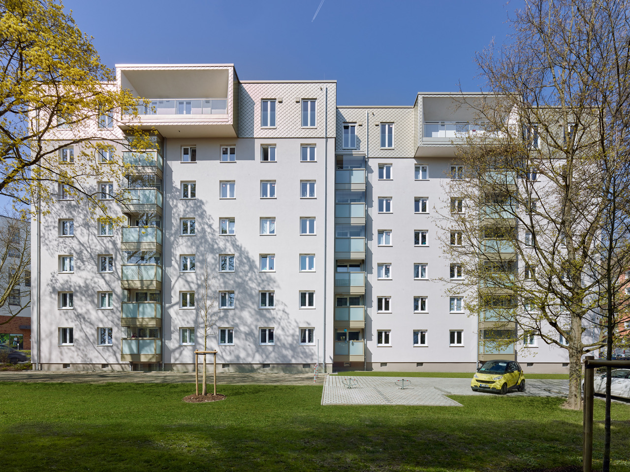 Wohnzeile der GWW in Wiesbaden | Dachgeschoss | Aufstockung | Vorderansicht | Der Dämmstoff | Foto von Jean-Luc Valentin