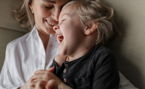 Frau und Kind lachen | Der Dämmstoff | Foto von westend 61 - gettyimages.de