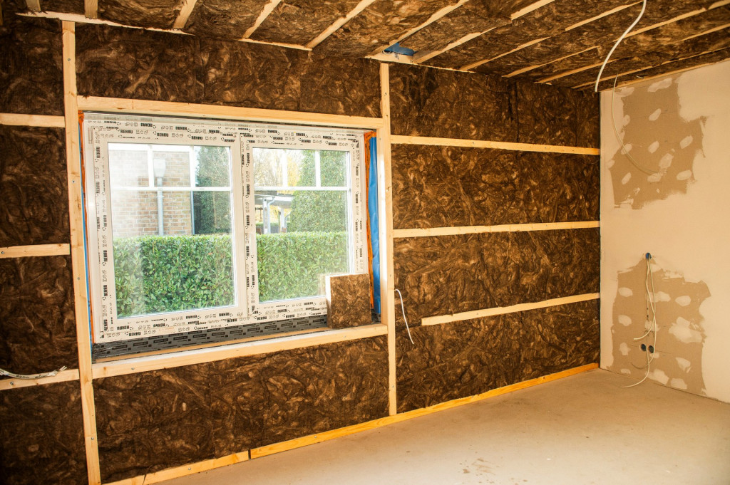 Schwedenhaus in Niedersachsen | Fertige Dämmung der Wände und Holzbalkendecke | Foto von Knauf Insulation