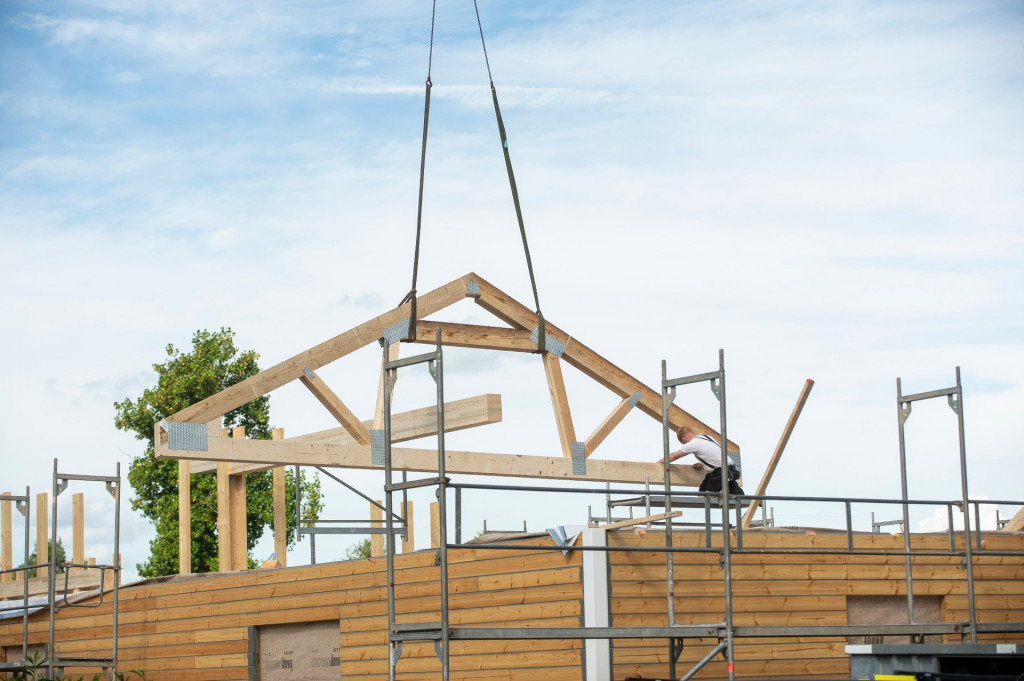 Schwedenhaus in Niedersachsen | Handwerker beim Aufbau des Holzhauses | Foto von Knauf Insulation