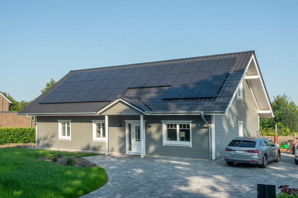 Schwedenhaus in Niedersachsen | Ein modernes, mit Mineralwolle gedämmtes Holzhaus | Eingangsansicht | Foto von Knauf Insulation