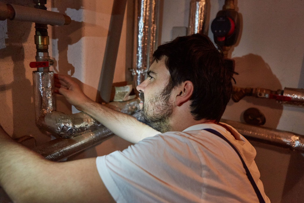 Rohre dämmen | Dämmung aus Mineralwolle | Der Dämmstoff | Foto von Robert Kneschke Gedämmte Kellerdecke | Dämmung aus Mineralwolle | Der Dämmstoff | Foto von Robert Kneschke –Shutterstock