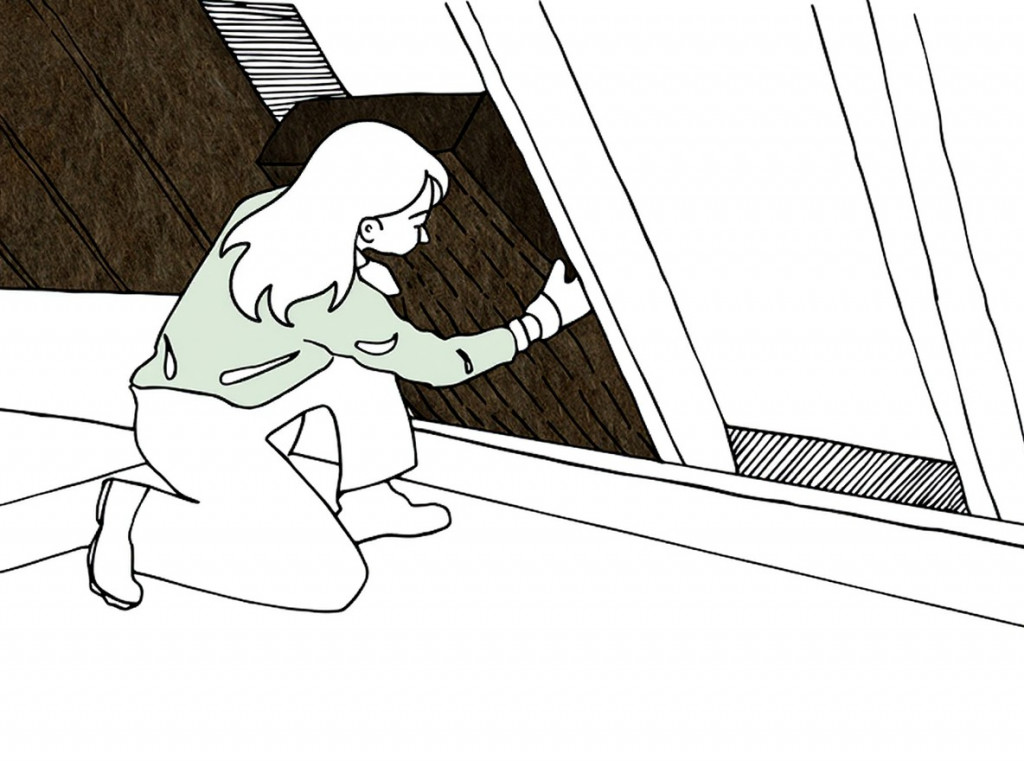 Frau bringt eine Zwischensparrendämmung mit Mineralwolle an | Der Dämmstoff