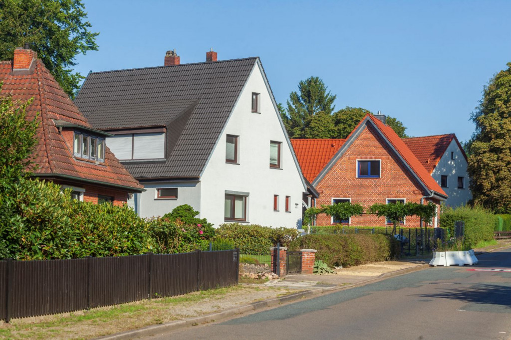 Einfamilienhäuser | ältere Wohnhäuser in Deutschland, Niedersachsen | Der Dämmstoff | Foto von FMI / Detailfoto - iStock