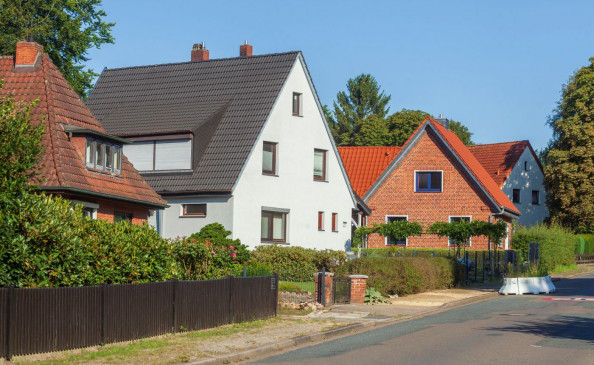 Einfamilienhäuser | ältere Wohnhäuser in Deutschland, Niedersachsen | Der Dämmstoff | Foto von FMI / Detailfoto - iStock