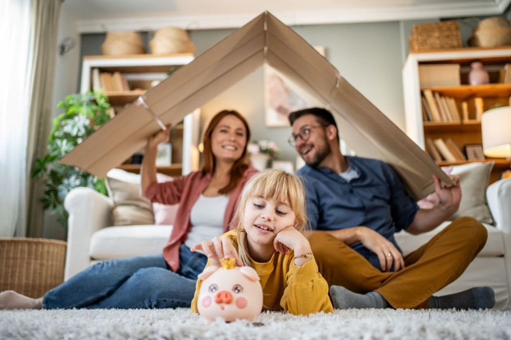 Familie spart Geld für das eigene Zuhause | Der Dämmstoff | Foto von FMI / Milan Markovic - iStock