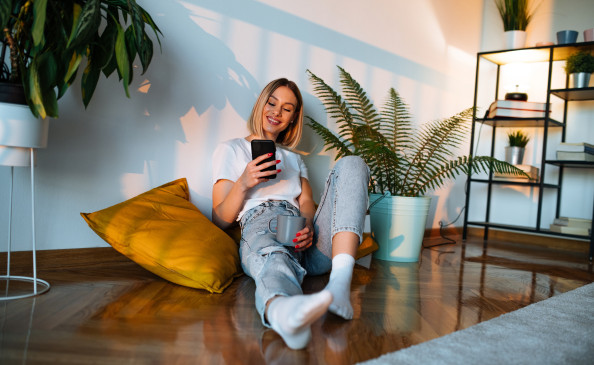 Junge Frau genießt Zeit zu Hause | Der Dämmstoff | Foto von Drazen - iStock