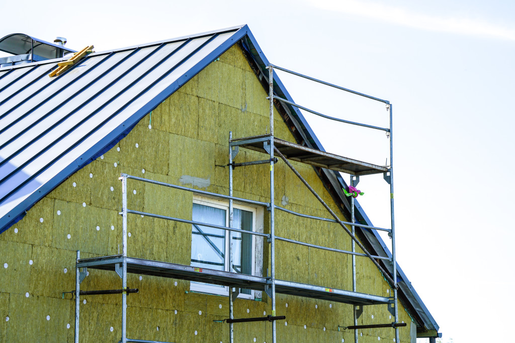 Wärmedämmung der Fassade eines Wohnhauses mit Platten aus Steinwolle | Der Dämmstoff | Foto von Zigmunds Dizgalvis - iStock